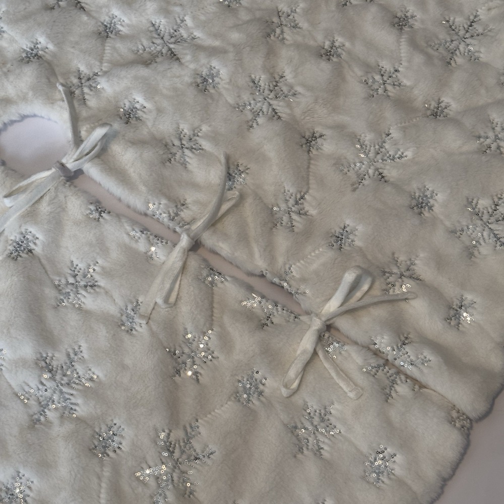 TAHARI Plush Faux Fur‎ Sequin Snowflakes Christmas Tree Skirt 47"